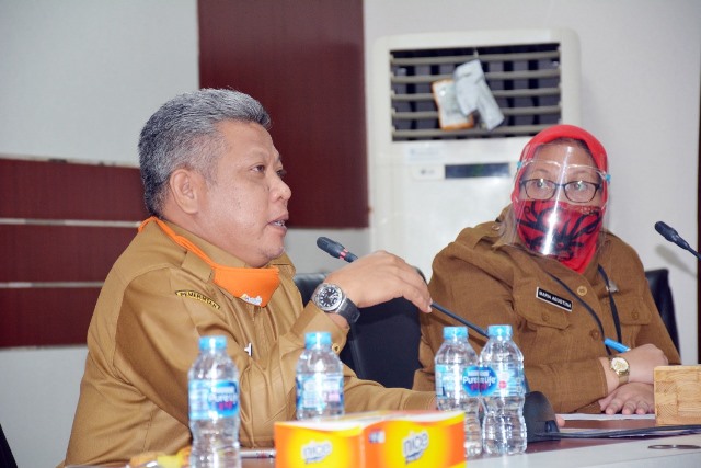 Bupati Kubu Raya didampingi Kepala Dinas PMPTSP saat memimpin rapat persiapan pembangunan mal pelayanan publik bersama sejumlah stakeholder terkait.