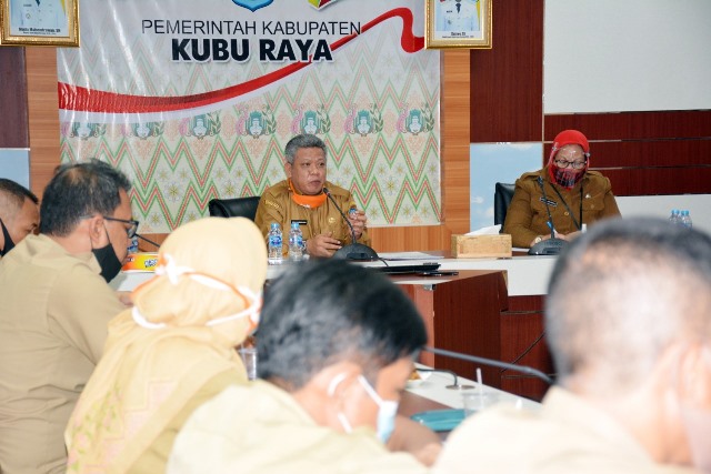 Bupati Kubu Raya saat memimpin rapat persiapan pembangunan Mal Pelayanan Publik.