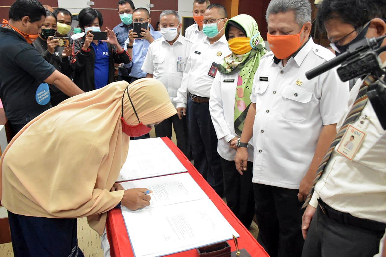 Bupati saat memberikan arahan kepada pelaku UMKM yang telah menerima bantuan waktu lalu.