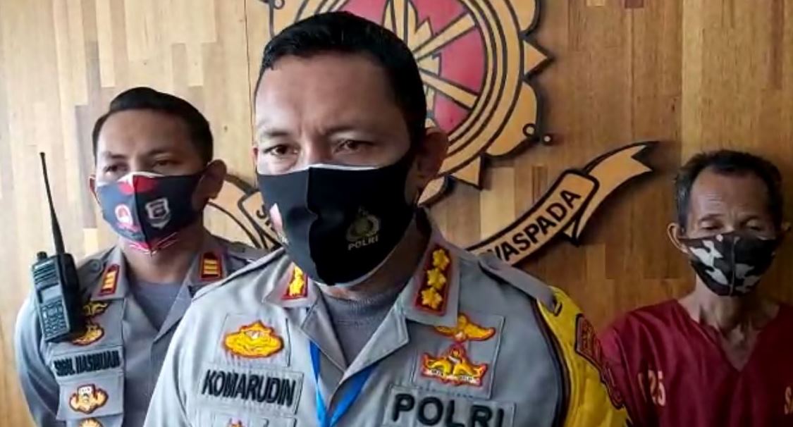 Kapolresta Pontianak saat konfrensi pers terkait pembunuhan yang terjadi di Gang Sawit Pontianak.