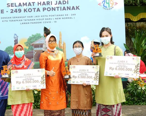 Ketua Dekranasda Kota Pontianak bersama milenial yang berhasil menjadi juara lomba desain corak insang dalam rangka Harjad ke249 Kota Pontianak.