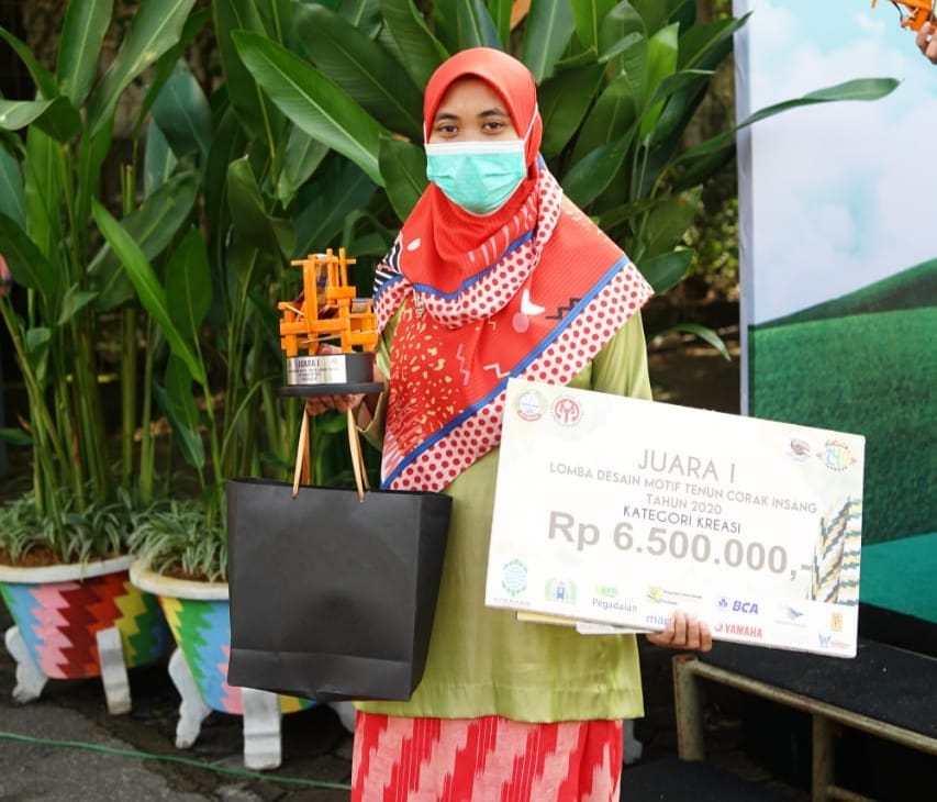 Ratih Armiati meraih juara pertama kategori Corak Insang Kreasi dengan mengangkat tema Aliran Sungai Kapuas.