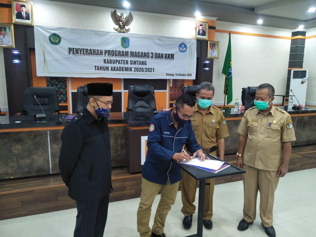 Rektor IKIP PGRI Pontianak saat menanda tangani penyerahan mahasiswa yang magang di Kabupaten Sintang.