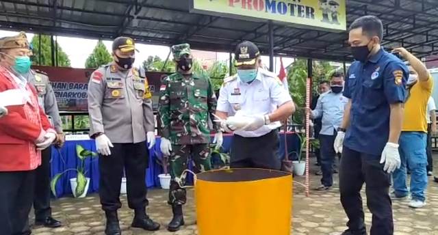 Bupati Sanggau Paolus Hadi saat memusnahkan barang bukti narkoba jenis sabu.