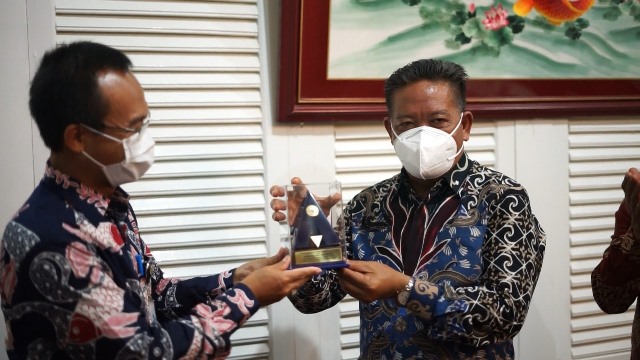 Bupati Sanggau menerima penghargaan WTP lima kali berturut - turut dari Kemenkeu RI.