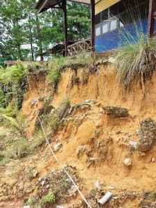 Tanah Longsor, SMPN 01 Parindu Terancam Ambruk