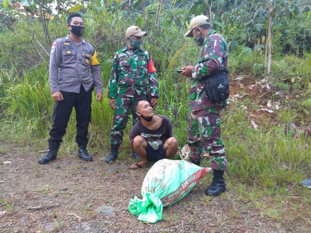 Satgas Pamtas saat menangkap seorang pembawa narkoba jenis sabu yang digagalkan masuk ke Indonesia lewat jalur tikus.