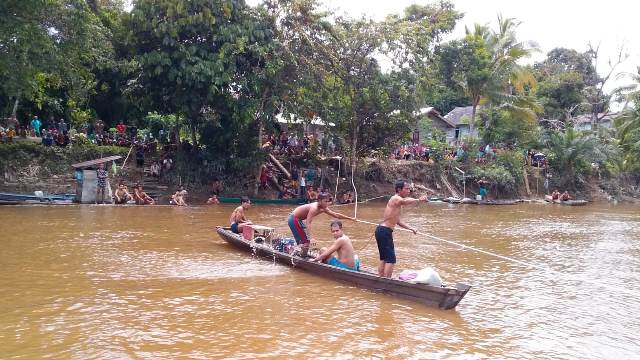 Warga dan petugas gabungan melakukan pencarian terhadap korban yang tenggelam di Sungai Sekayam.