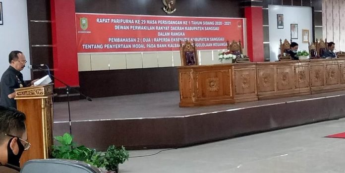 SGG-YOHANES ONTOT SAMPAIKAN RAPERDA Wakil Bupati Yohanes Ontot membacakan penjelasan Bupati terkait dua Raperda yang diusulkan.