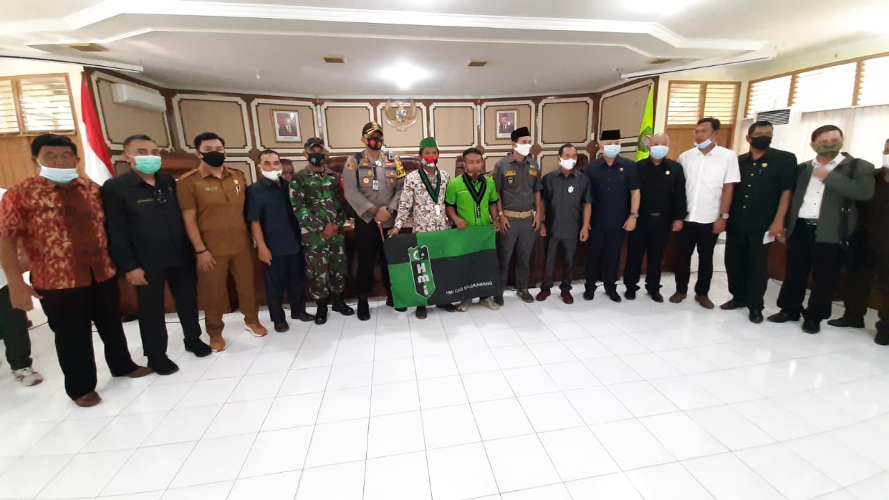 ormas dan buruh terdiri dari Himpunan Mahasiswa Islam (HMI), Bala Komando Melayu dan SBPP mendatangi Kantor DPRD Singkawang.