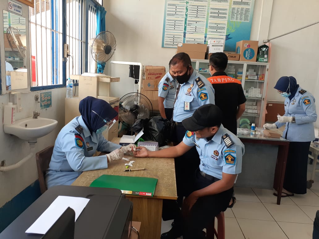 Lapas Kelas II B Singkawang melakukan rapid test mendadak kepada seluruh pegawai Lapas Singkawang.