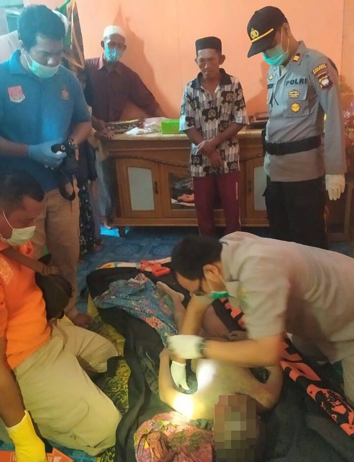 Korban saat diperiksa petugas kepolisian.