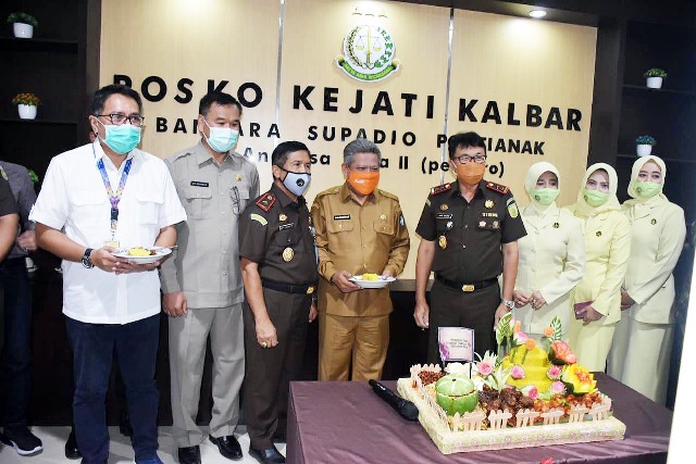 Kejaksaan Tinggi Kalbar membuka posko layanan hukum di Bandara Supadio yang terletak di Kabupaten Kubu Raya.