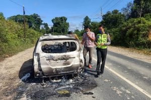 Diduga Korsleting, Minibus Terbakar di Tayan