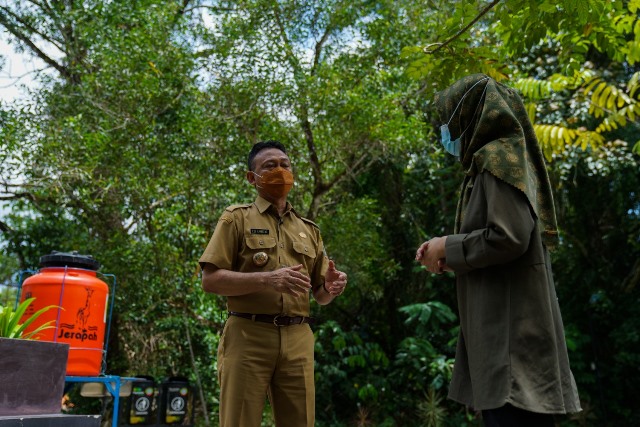 Wali kota Pontianak saat meninjau Ruang Terbuka Hijau di Kolam Renang Ampera.