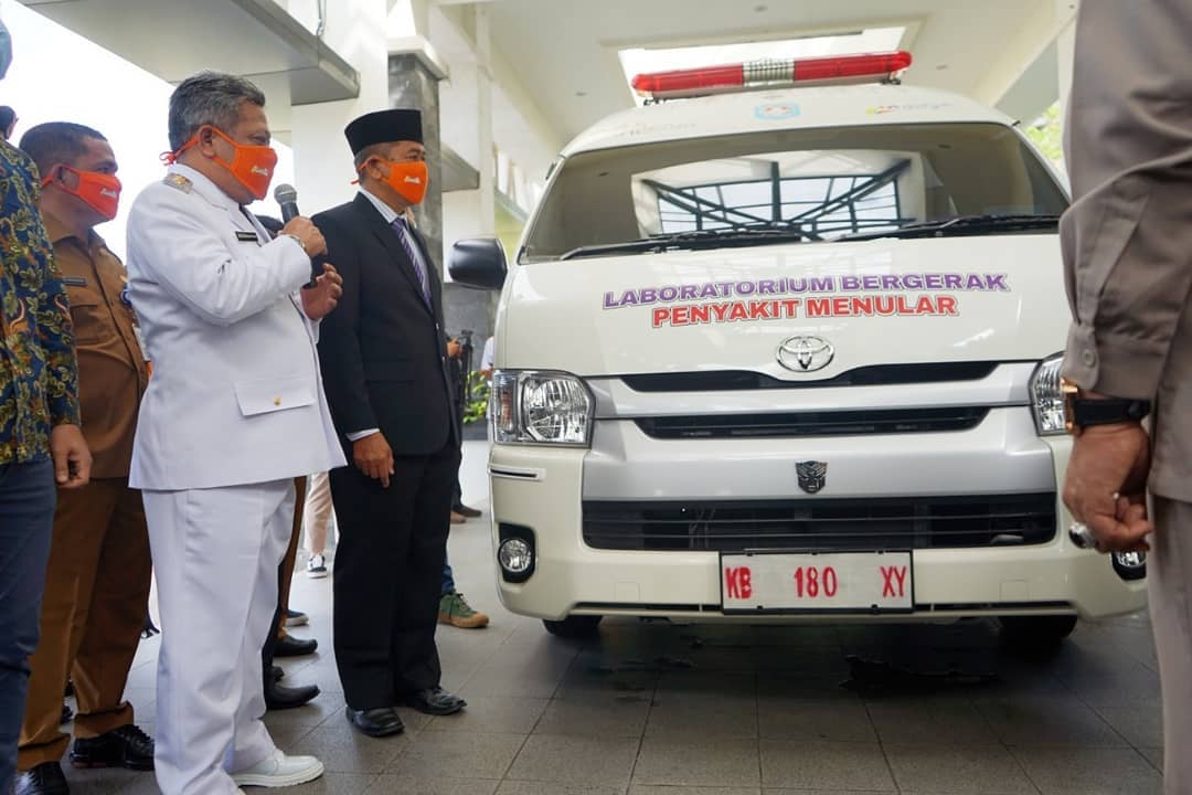 Bupati Kubu Raya didampingi Kepala Dinas Kesehatan Kubu Raya launching perdana Mobil PCR.