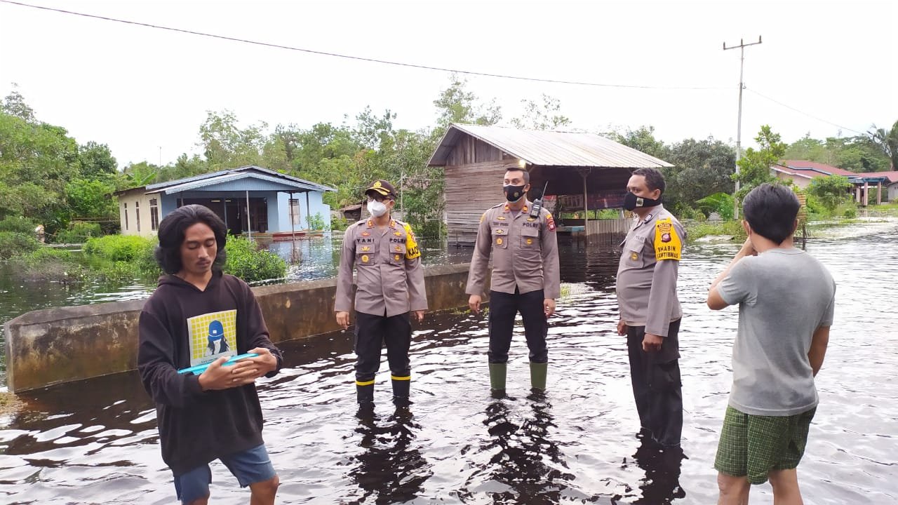 Kapolres Kubu Raya saat meninjau kondisi masyarakat yang terdampak banjir di Desa Teluk Bakung.