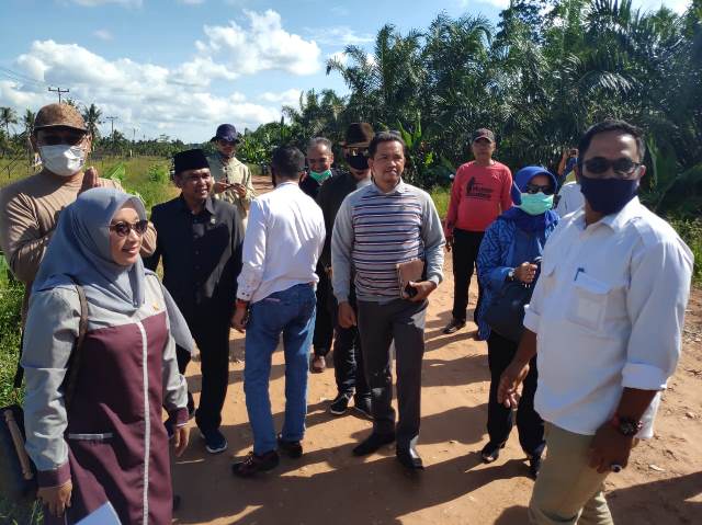 Komisi I DPRD Kubu Raya saat meninjau tanah wakaf di Serdam yang rencananya akan dibangun pemakaman.