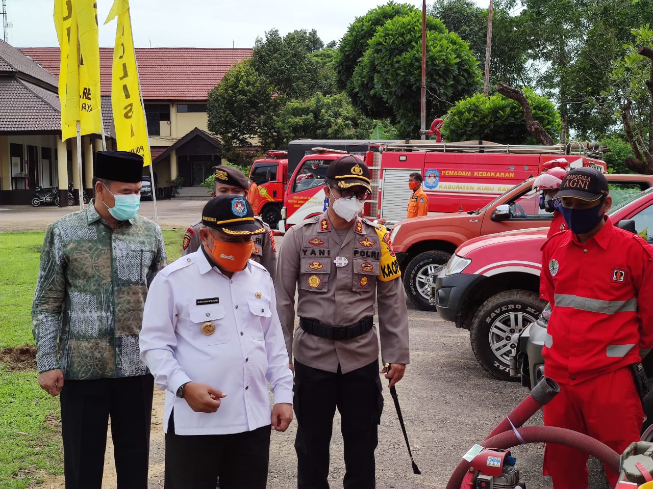 Bupati dan Kapolres Kubu Raya saat meninjau peralatan yang digunakan untuk kesiapan hadapi bencana alam dampak la nina.