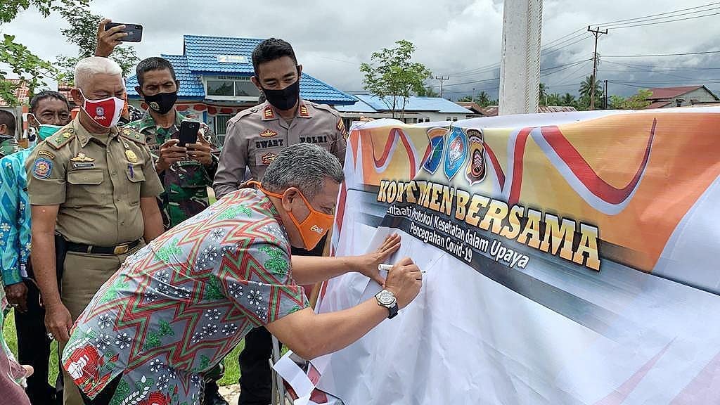 Bupati Kubu Raya Muda Mahendrawan waktu lalu menanda tangani komitmen bersama cegah covid-19 dengan melakukan protokol kesehatan oleh semua pihak.