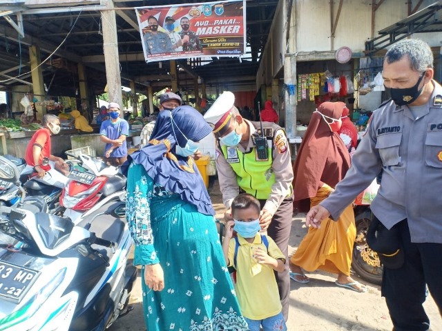 Operasi Yustisi Bagikan Masker di Pasar