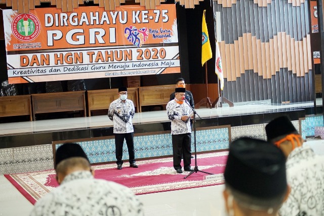 Bupati dan Wakil Kubu Raya memimpin upacara peringatah Hari Guru dan HUT PGRI