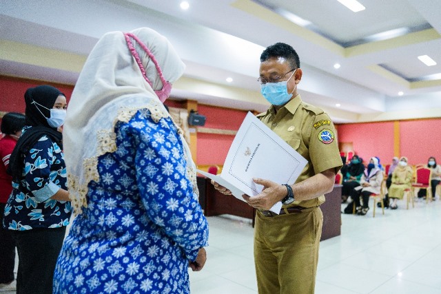 Wali Kota Pontianak saat menyerahakn simbolis BOP kepada salah satu penerima.