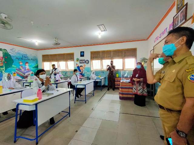 Wali kota Pontianak saat simulasi belajar tatap muka waktu lalu di SMP Negeri I.