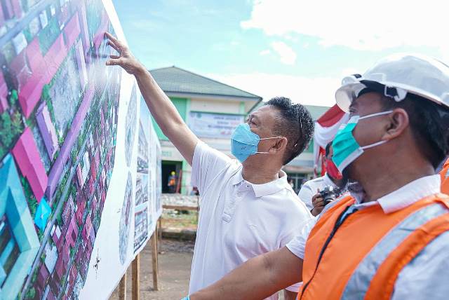 Wali kota Pontianak saat meninjau pembangunan rumah sakit di Pontianak Utara sekaligus penancapan tiang pertama.