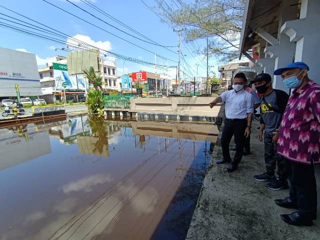 Wali Kota Pontianak meninjau pintu air Parit Tokaya di Jalan Tanjungpura.