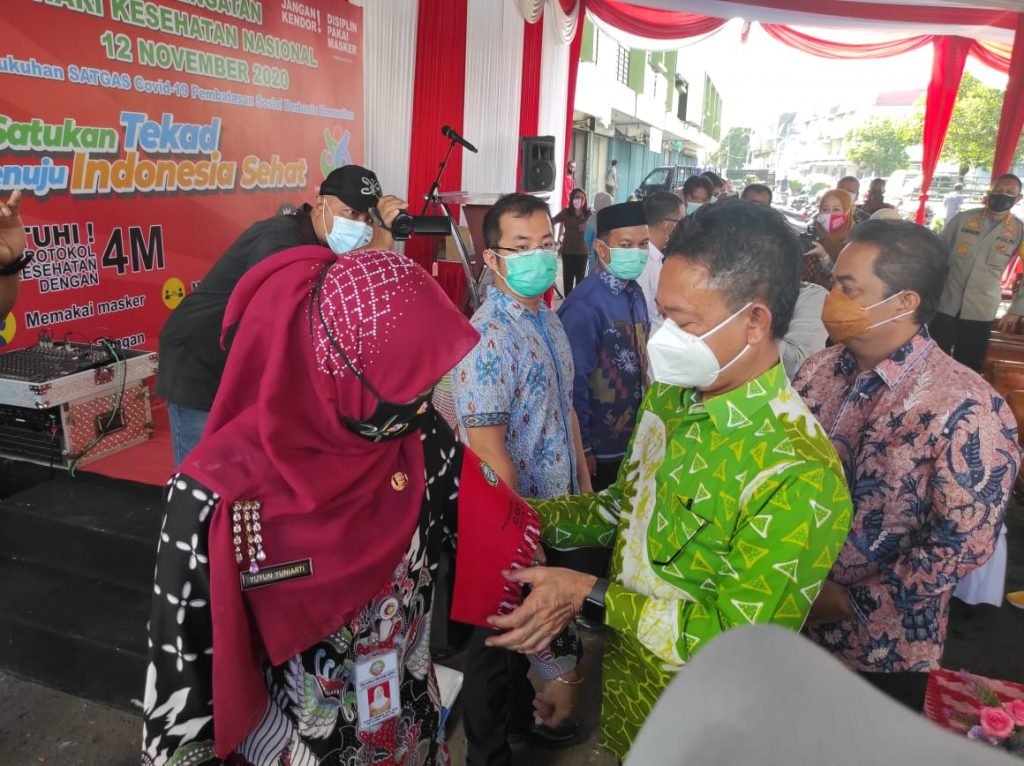 Wali kota Pontianak, saat mengukuhkan Satgas Covid-19 pembatasan sosial berbasis komunitas.