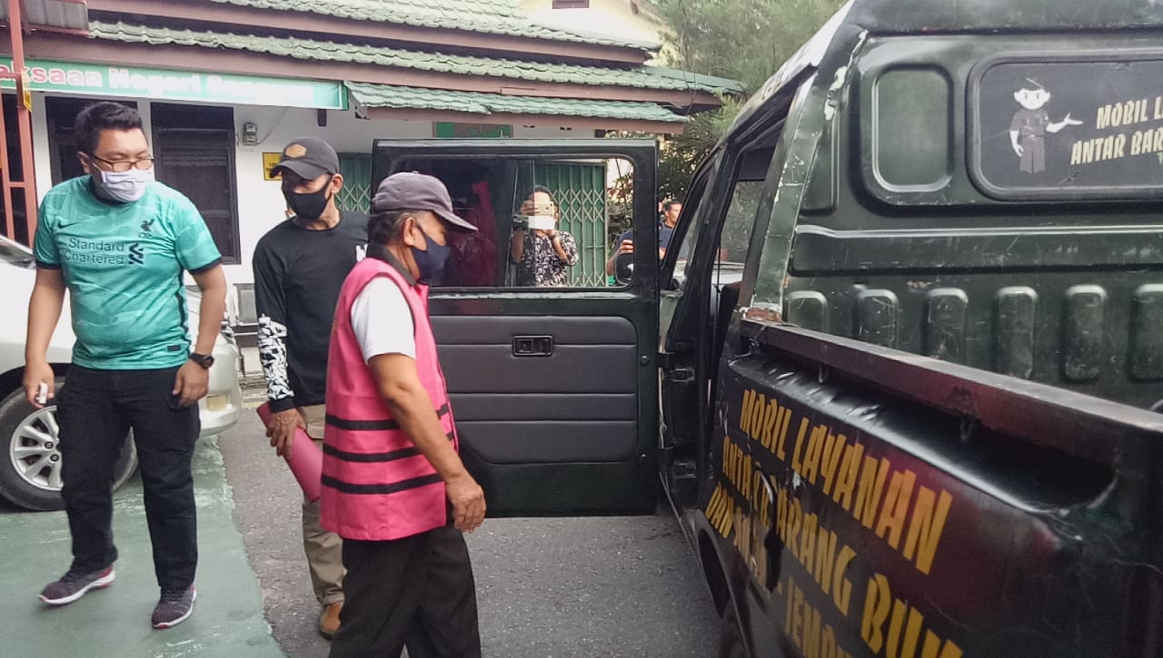 Tersangka Kepala Desa Sei Alai Berinisial AS saat masuk ke mobil tahanan Kejari Sanggau.