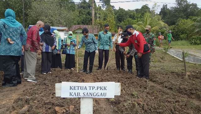 Ketua TP PPK Sanggau ketika bercocok tanam di halaman Kelurahan Sungai Sengkuang.