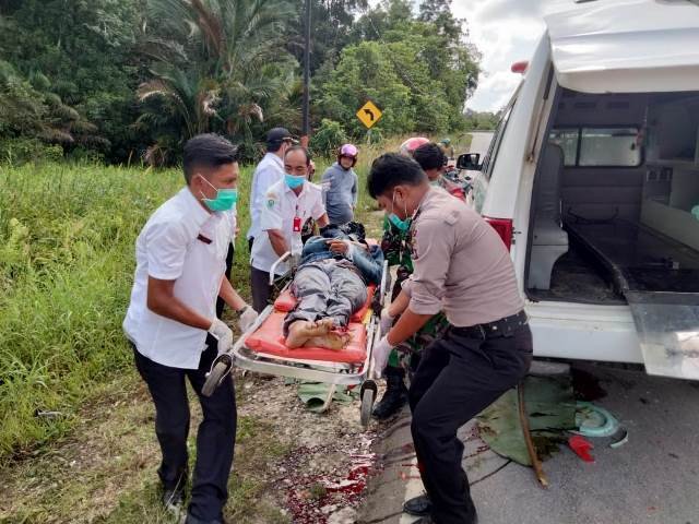 Kondisi korban pengendara sepeda motor saat dievakuasi petugas.