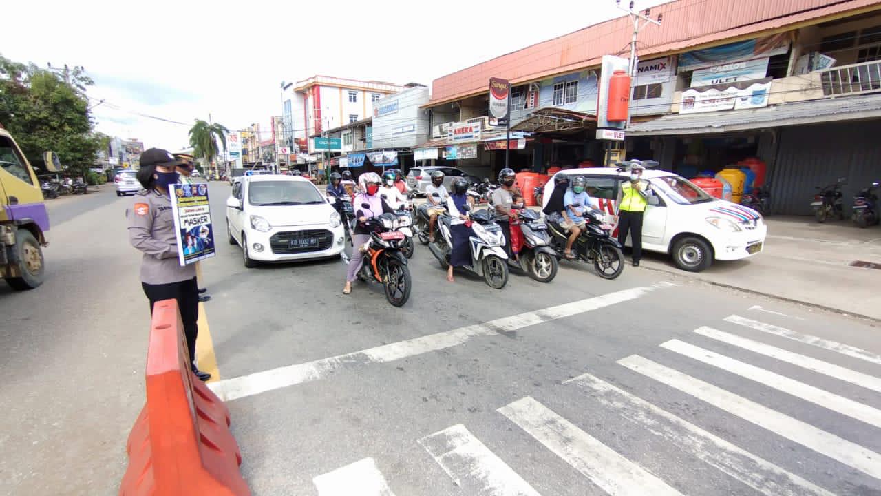 Petugas Satlantas Polres Sanggau saat Operasi Zebra Kapuas mengedepankan imbauan protokol kesehatan bukan sanksi tilang.