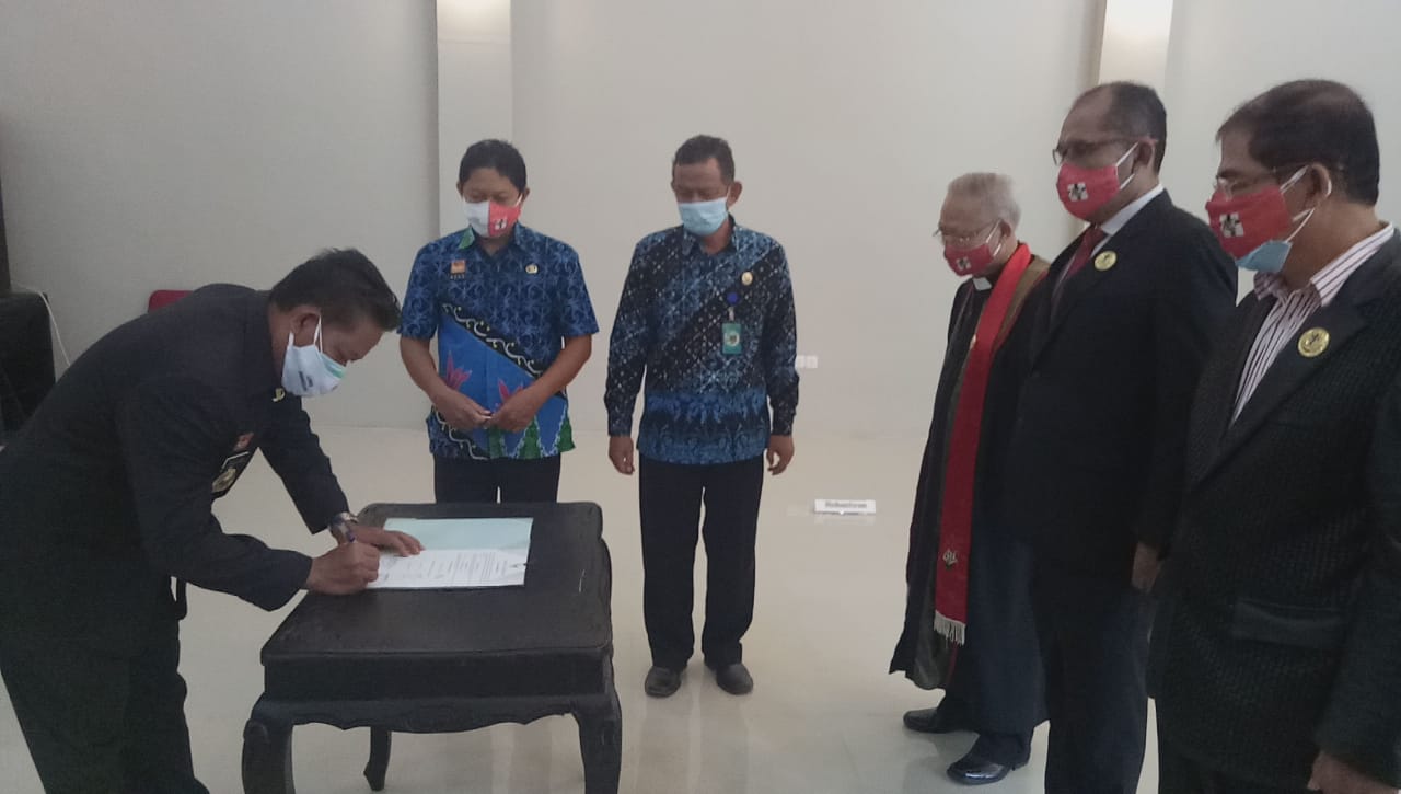 Bupati Sanggau menandatangani berita acara pengukuhan LPPD Sanggau.