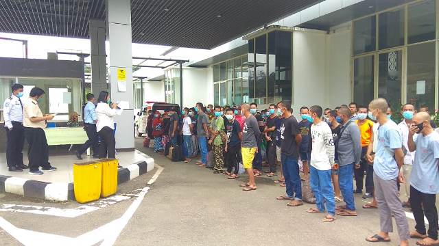 PMI yang dideportasi Malaysia lewat PLBN Entikong sedang didata dan diperiksa petugas.