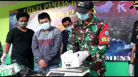 Satgas Pamtas Yonif 642/Kps saat konfrensi pers penangkapan pelaku penyelundupan narkoba di perbatasan.