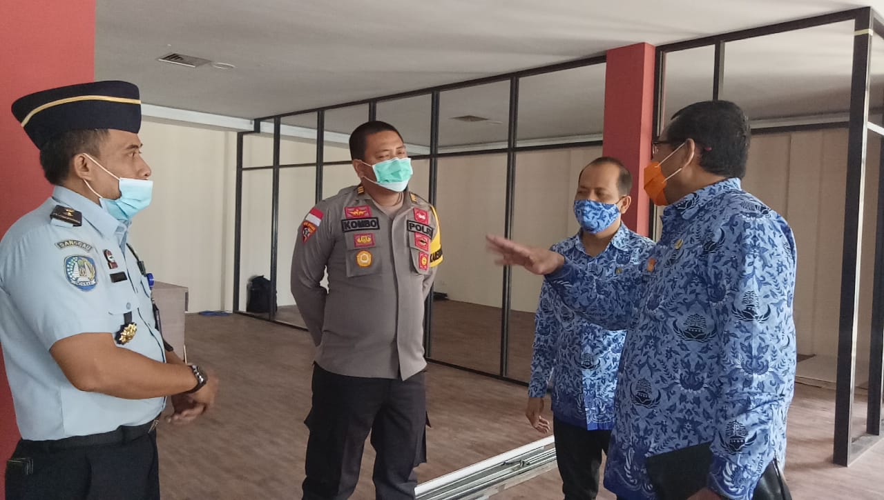 Sekda Sanggau didampingi Kabag Ops Polres Sanggau, Kepala Dinas PM PTSP dan Kasi Lalintaskim Imigrasi Kelas II TPI Sanggau meninjau persiapan MPP.