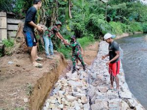 TNI – Warga Bangun Tanggul Antisipasi Longsor