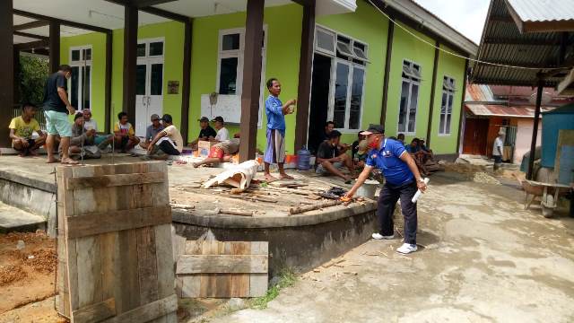 Warga gotong royong membangun fasilitas Masjid Hidayatushalihin yang mendapatkan bantuan dari Kemensos RI.