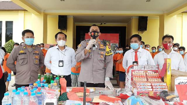 Kapolres Singkawang AKBP Prasetyo Adhi Wibowo saat konfrensi pers Operasi Pekat Kapuas.