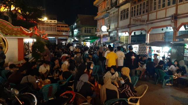 Kerumunan masyarakat Singkawang di beberapa warung kopi yang tanpa menerapkan protokol kesehatan.