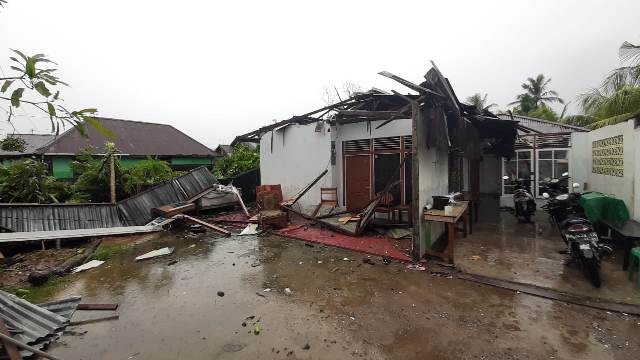 Rumah yang diterjang angin puting beliung mengakibatkan rusak.