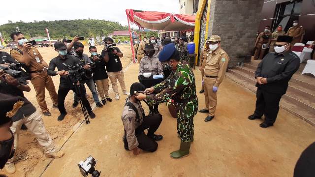 Kapolda Kalbar saat melakukan upacara dimulainya pendidikan Caba Polri bertepatan dengan diresmikannya SPN di Singkawang.