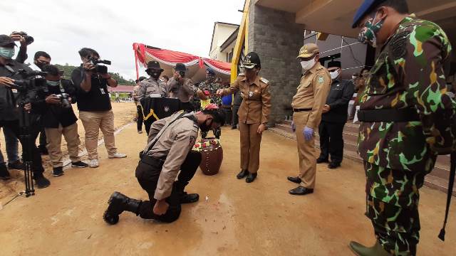 Wali kota Singkawang Tjhai Chui Mie saat melakukan proses ritual pendidikan Caba Polri di SPN.