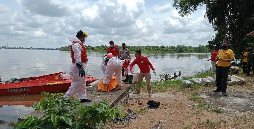 Petugas Inafis Polres Kubu Raya dan tim Basarnas sedang melakukan evakuasi terhadap mayat yang ditemukan di dekat keramba ikan di Sui Kapuas di Rasau Jaya