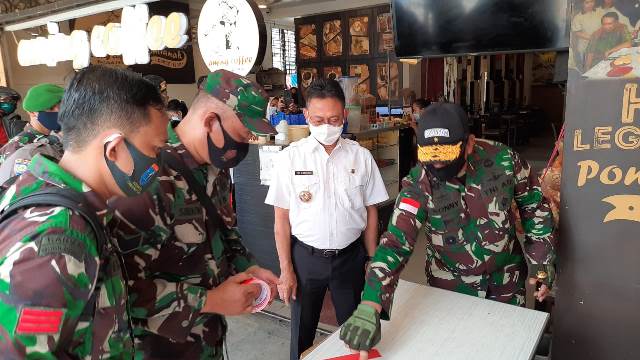 Ketua Satgas Covid-19 Kalbar bersama Wali kota Pontianak saat memantau Warkop Aming.