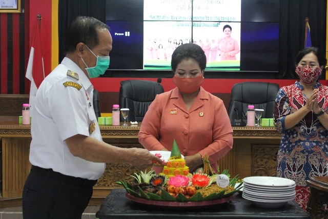 Wakil Bupati Sanggau memotong tumpeng HUT ke-10 GOW yang diberikan kepada Ketua GOW.