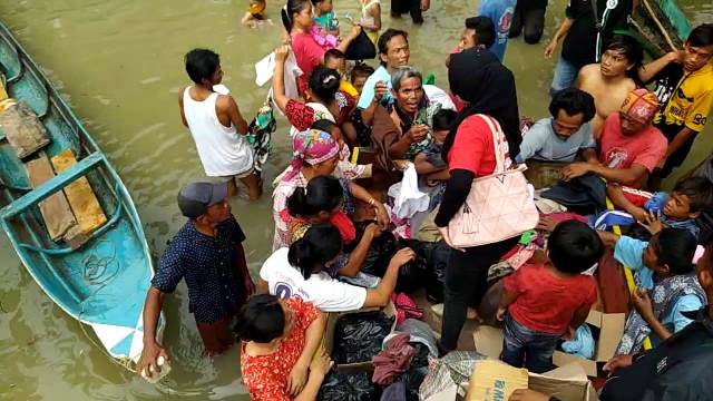 Pengurus PSTI Cilacap saat membagikan pakaian bekas layak pakai kepada korban banjir.